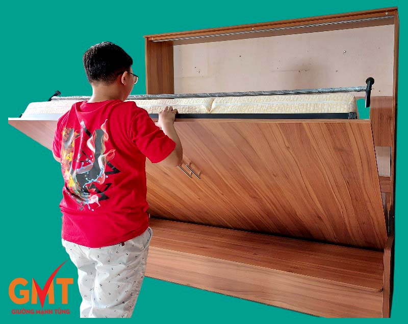 Thật bất ngờ khi biết về giường gấp đa năng 3 Trẻ nhỏ thao tác mở giường gấp đa năng thông minh bằng cơ chế trợ lực an toàn, nội thất thông minh Mạnh Tùng