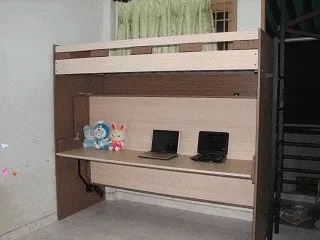 Giường gấp đa năng bằng ván công nghiệp có kệ lưu trữ.